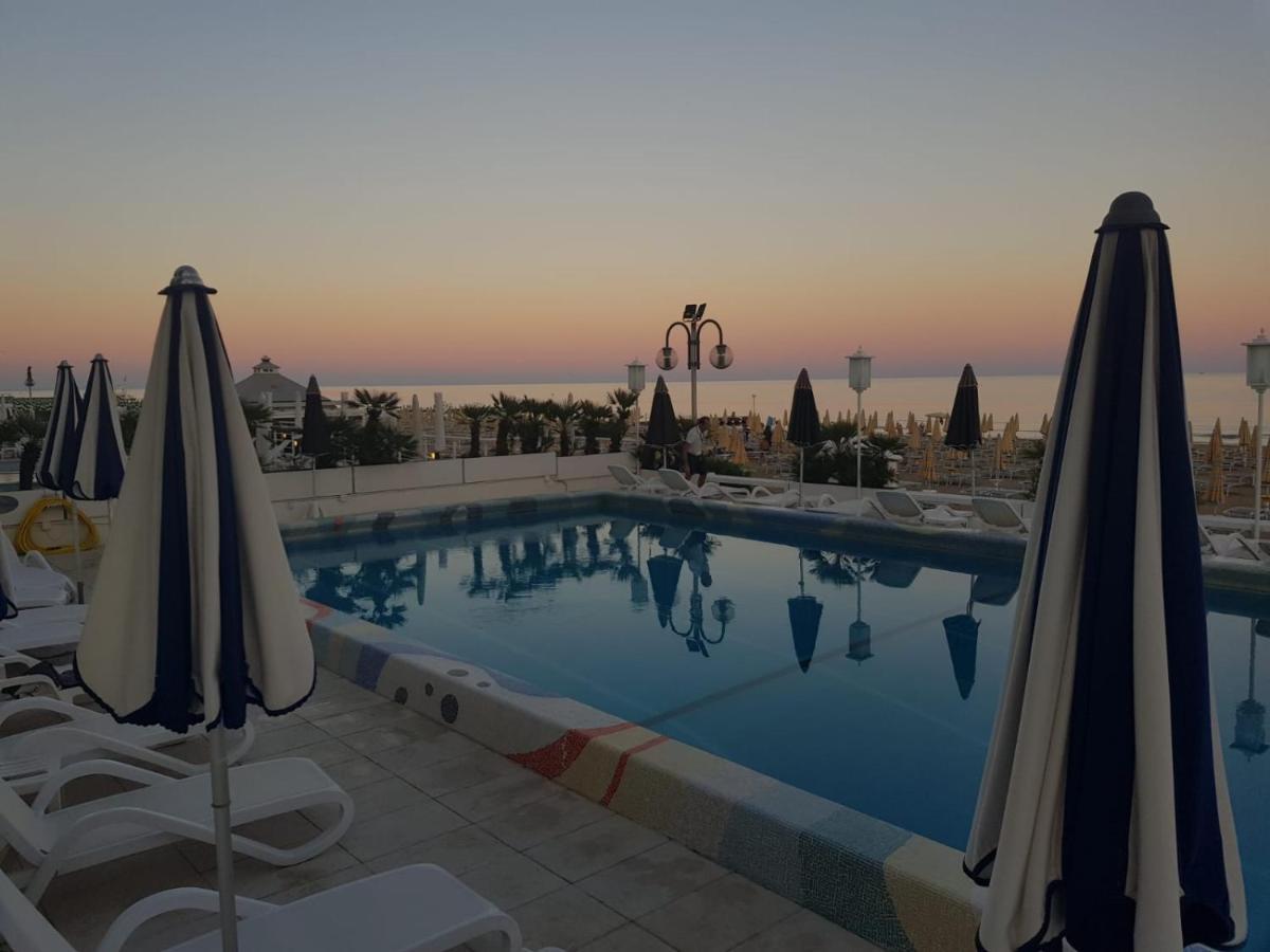 Hotel Anthony Lido di Jesolo Bagian luar foto
