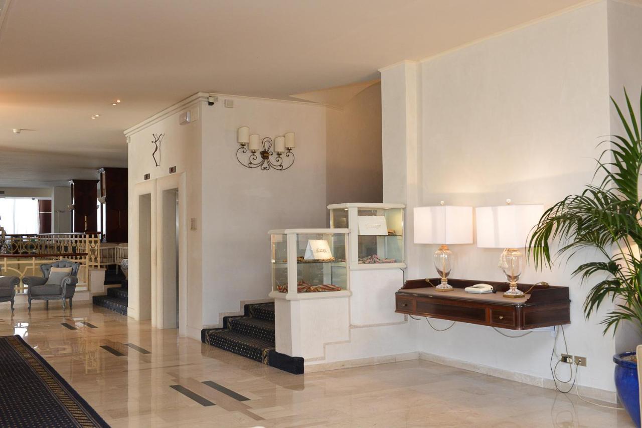 Hotel Anthony Lido di Jesolo Bagian luar foto